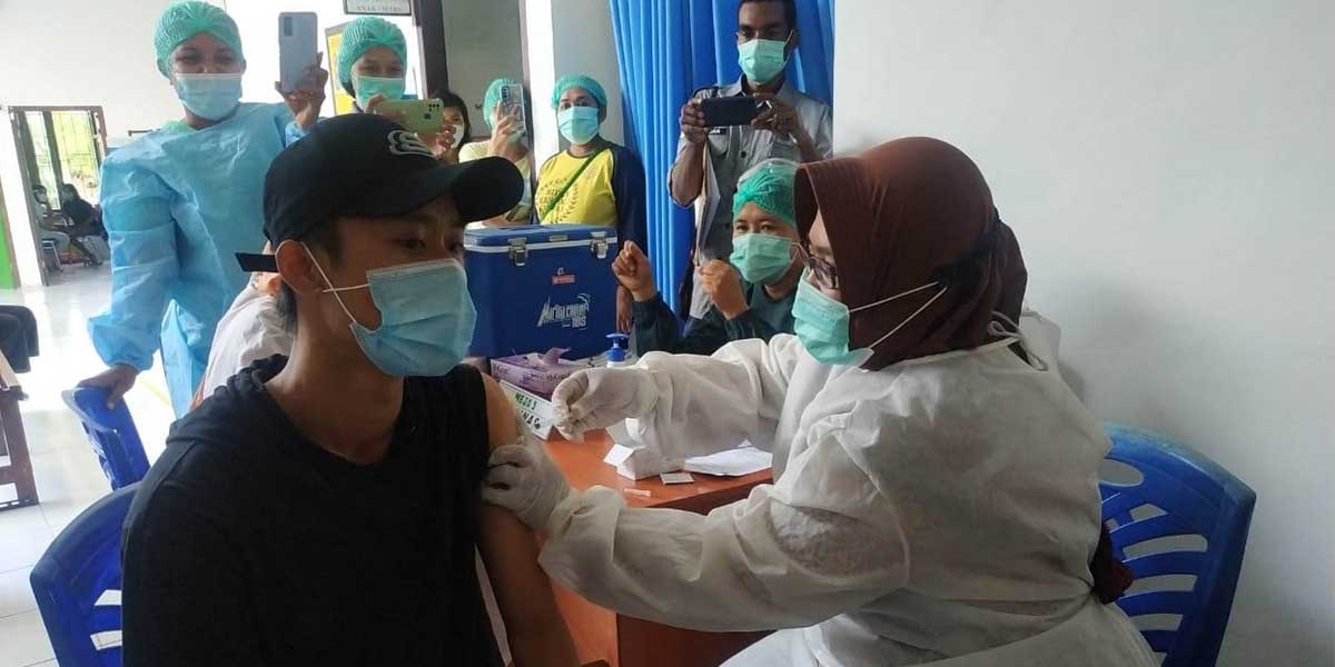 tenaga-kesehatan-puskesmas-pasar-sentral-timika-mulai-divaksin-covid-19